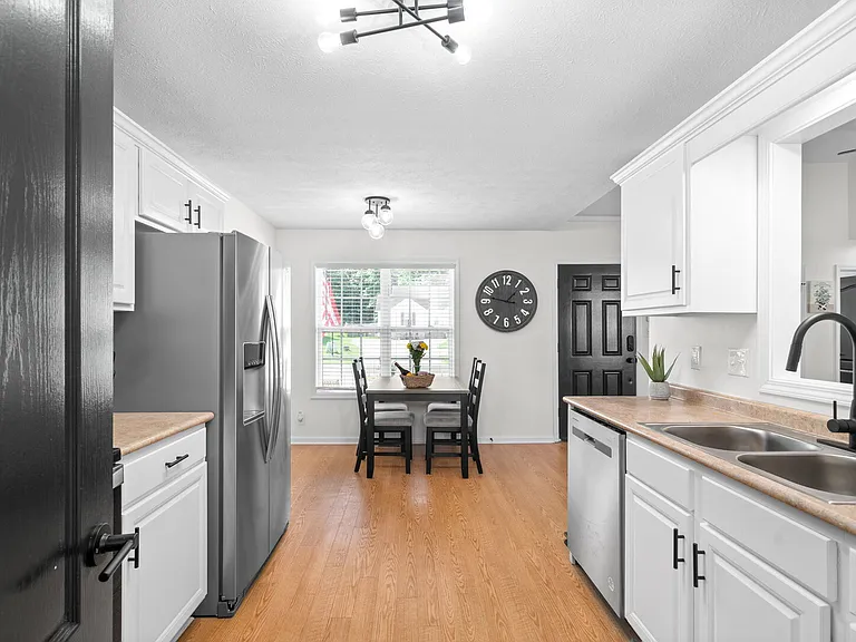 Athena Dr — Photo 11