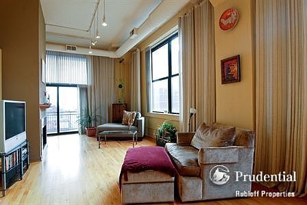 3rd image of 547 S Clark St APT 802