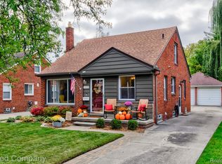 21636 Prestwick Ave, Harper Woods, MI 48225