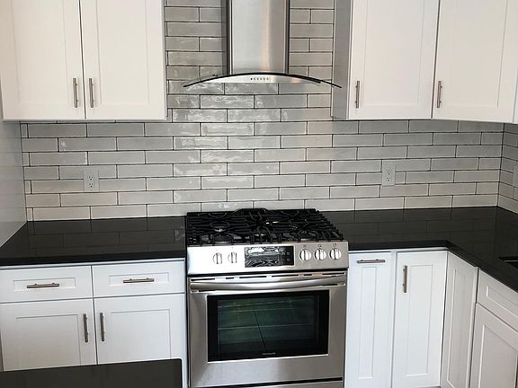 Range with chimney vent