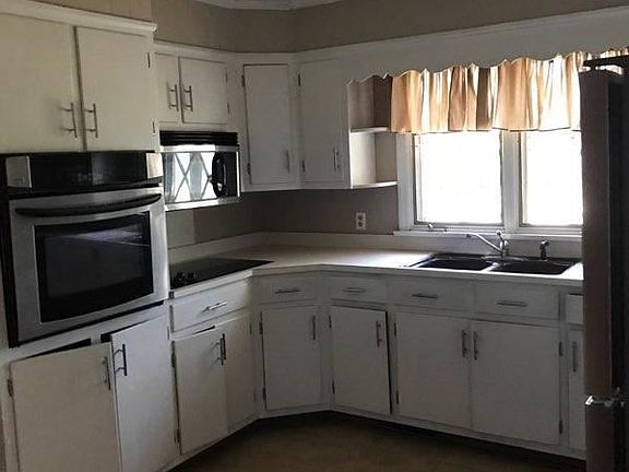 3rd image of 725 E Main St