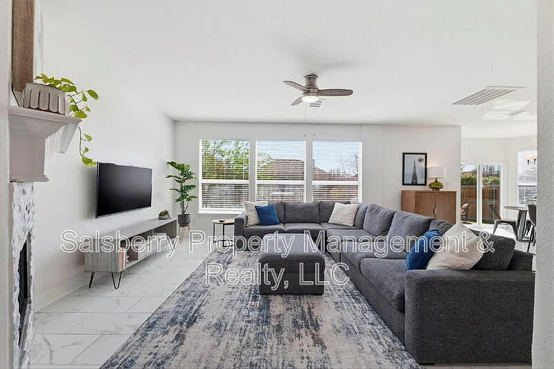 3 bed, 2.0 bath, 2367 sqft, $2,700 — Photo 3