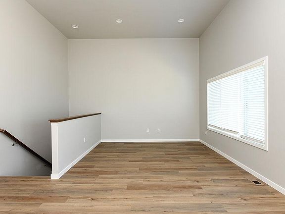 4th image of 1293 Marlys Dr W