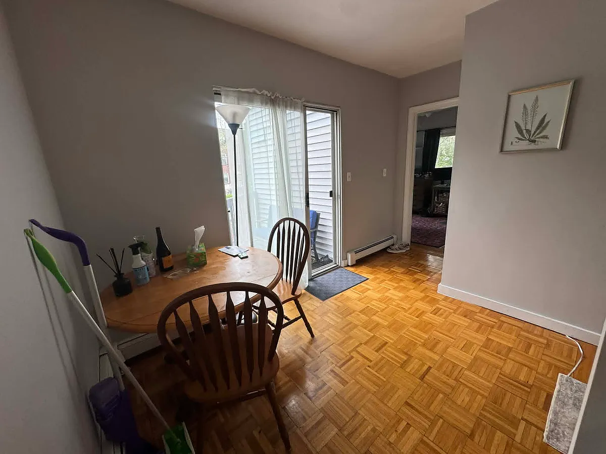 Building Photo - 627 E 3rd St #2R