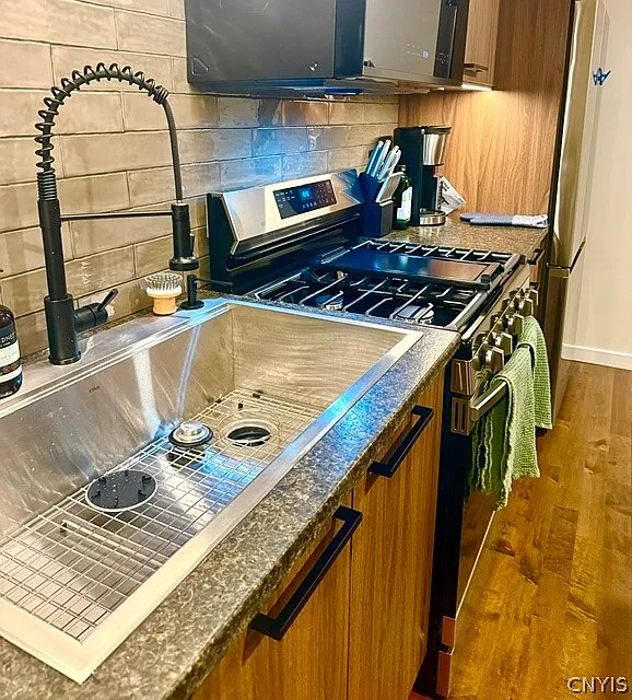 2 bed, 1.0 bath, 24000 sqft, $2,000 — Photo 4