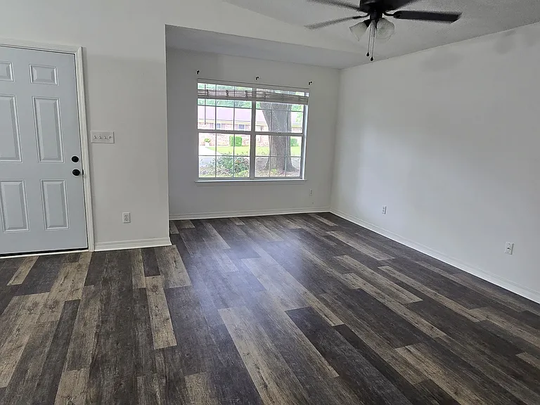 1087 New Haven Dr — Photo 4