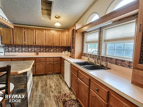 5th image of 9349 Maple St