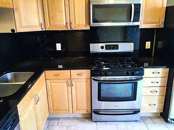 2nd image of 2043 W Homer St #1F