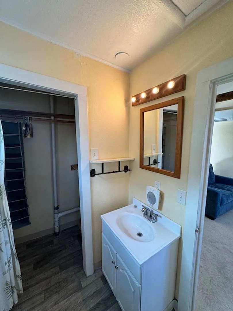 Studio In Ashland/ Partially Furnished — Photo 3