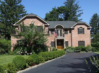 131 Knickerbocker Rd, Manhasset, NY 11030