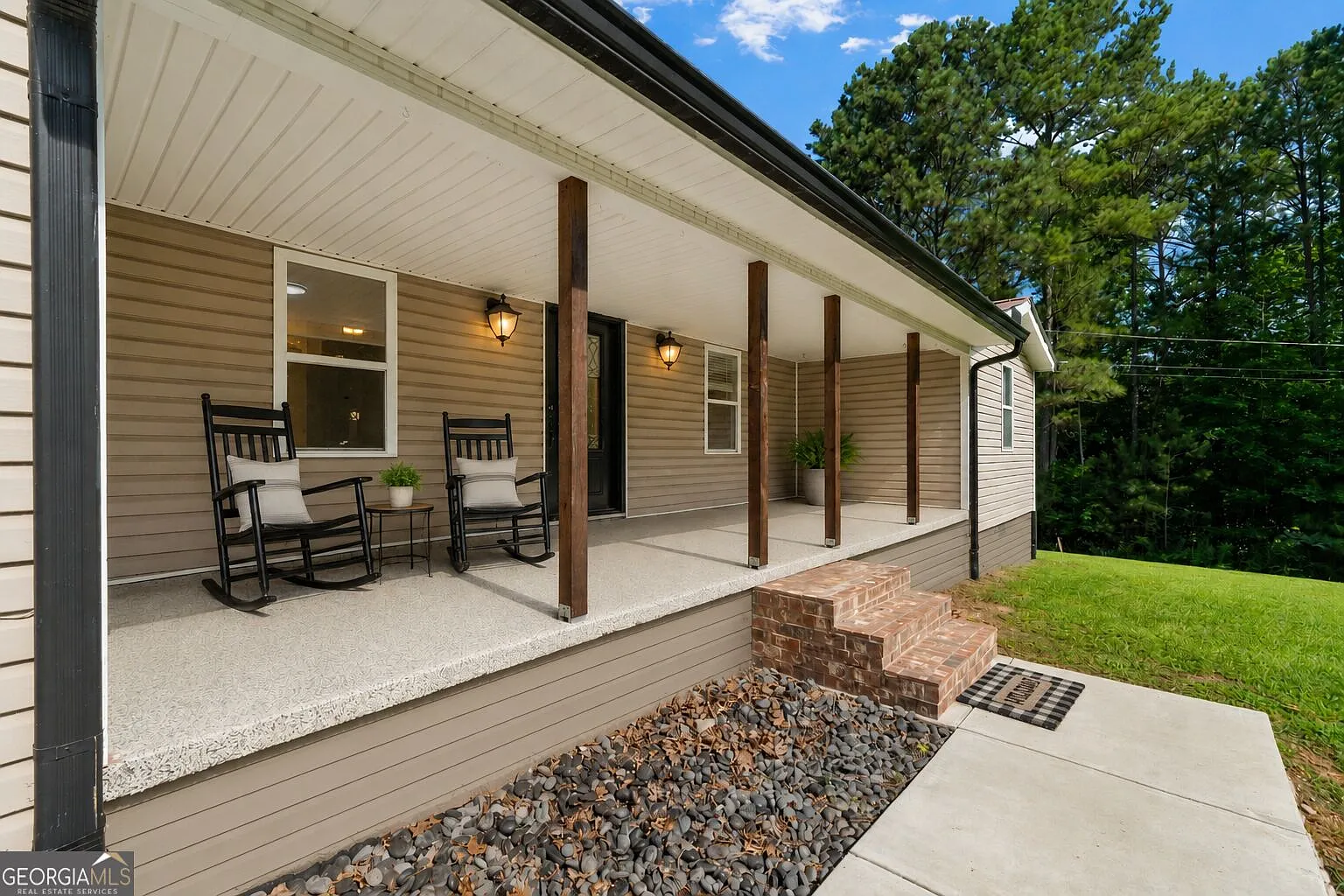 3 bed, 2.0 bath, 1836 sqft, $2,200 — Photo 2