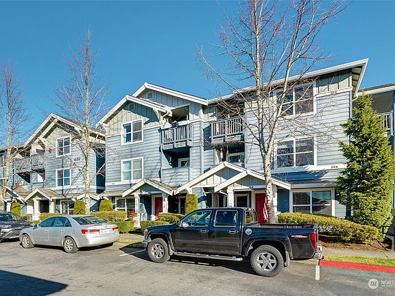 3rd image of 1652 25th Place NE #303