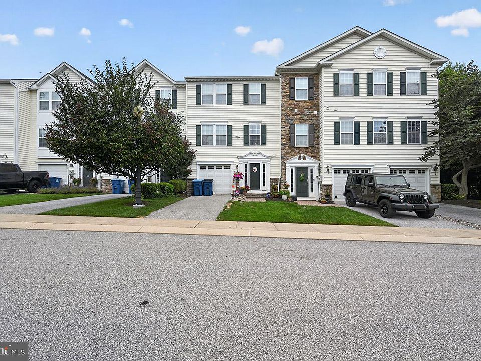 1st image of 107 Larose #107