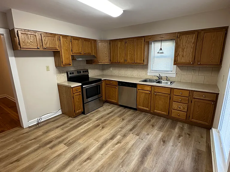 118 Lyons Dr — Photo 3