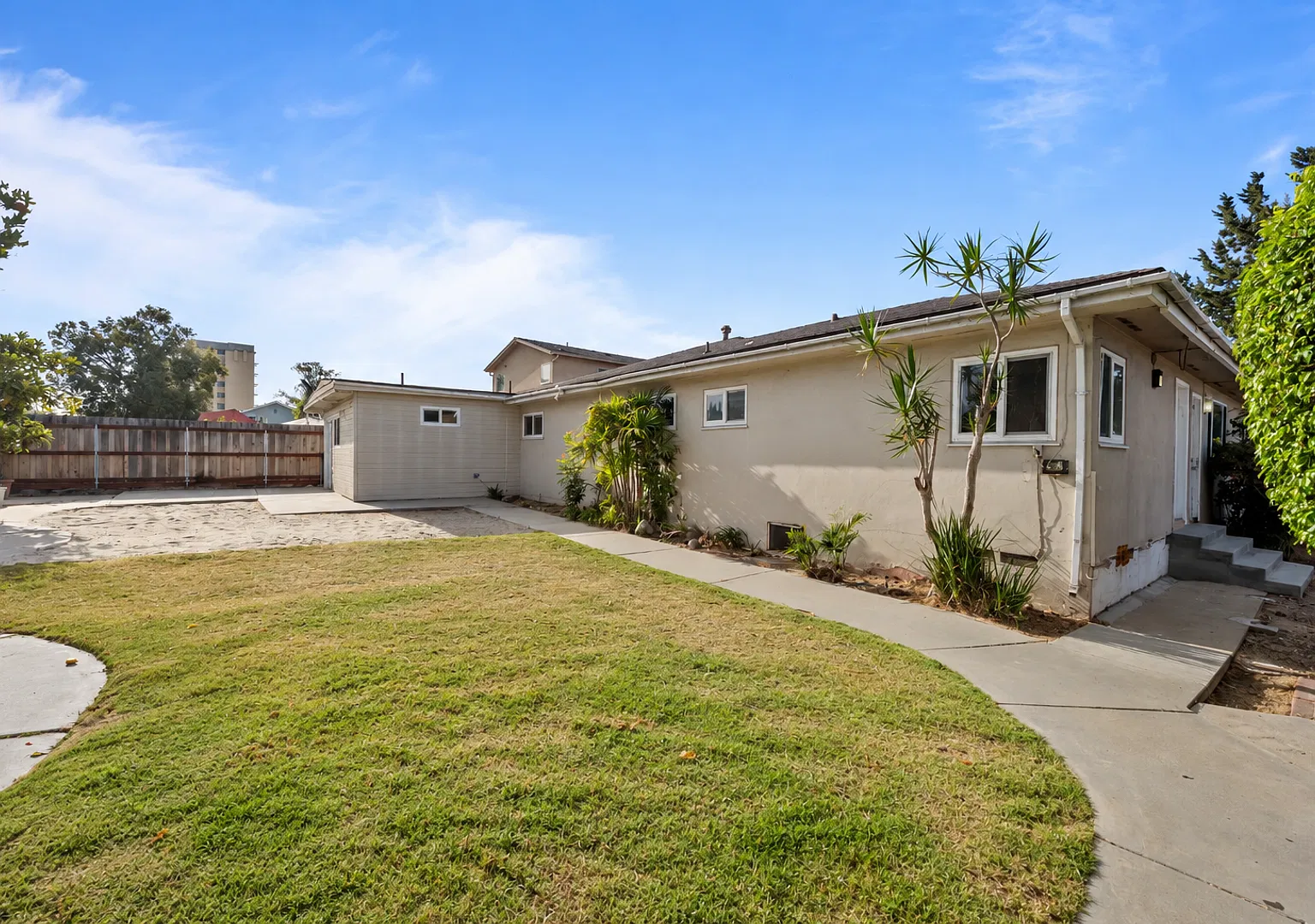 Dual kitchens & living rooms - steps to SDSU! — Photo 1