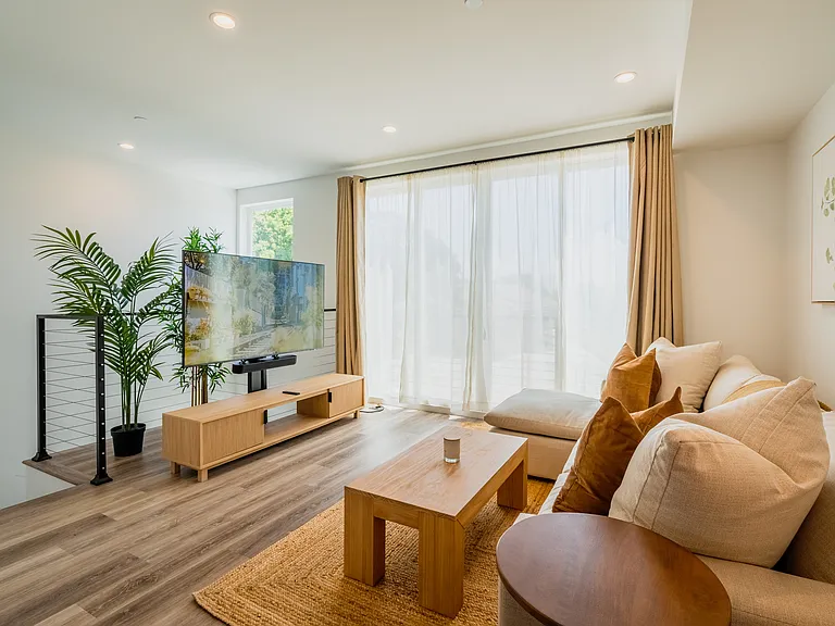 2553 Thurman Ave #2 — Photo 4
