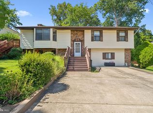 2146 Woodford Rd, Vienna, VA 22182