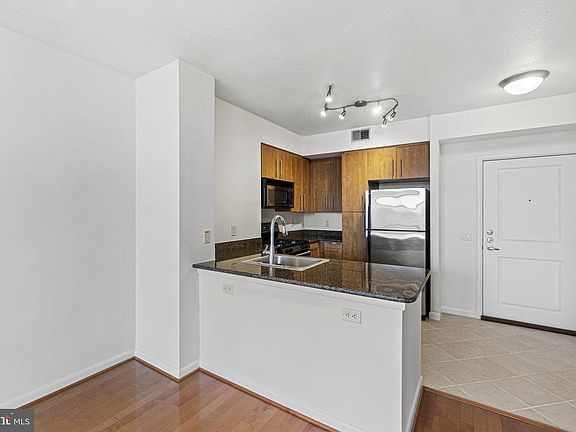 4th image of 1021 N Garfield St APT 634