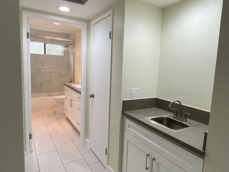 Tarzana Terrace Apartments — Photo 15