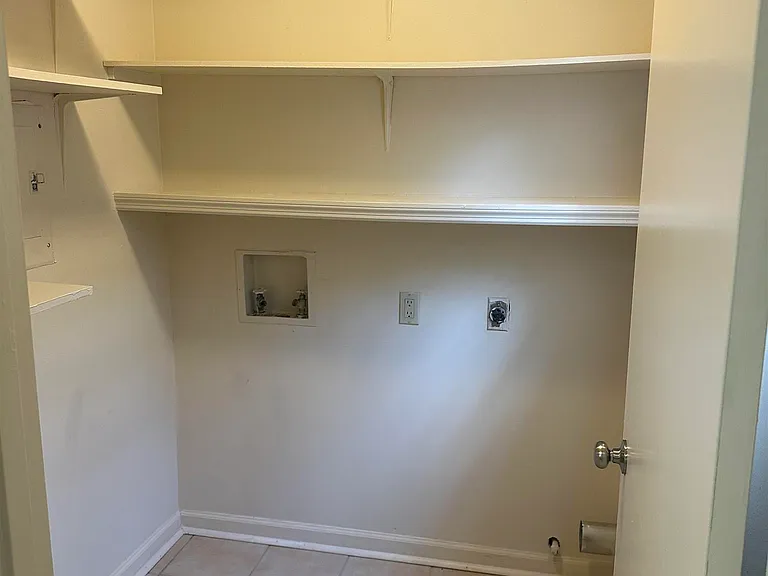 820 N Shackleford Rd — Photo 6
