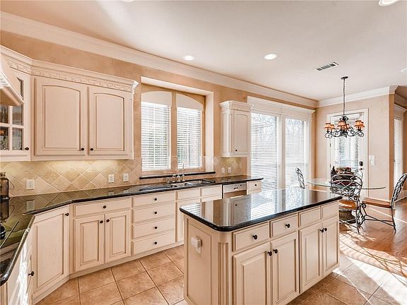 3rd image of 226 Versailles Ln
