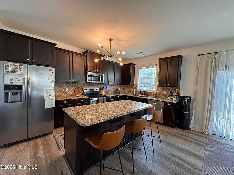 421 Wolfe Ln — Photo 5