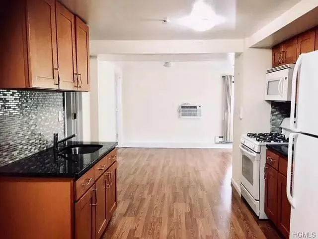 2 bed, 940 sqft, $3,200 — Photo 3