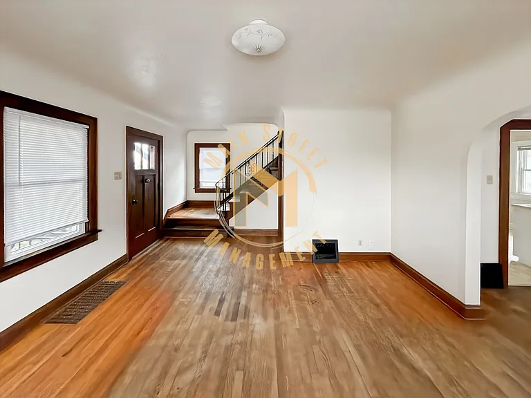 520 Henry St — Photo 3