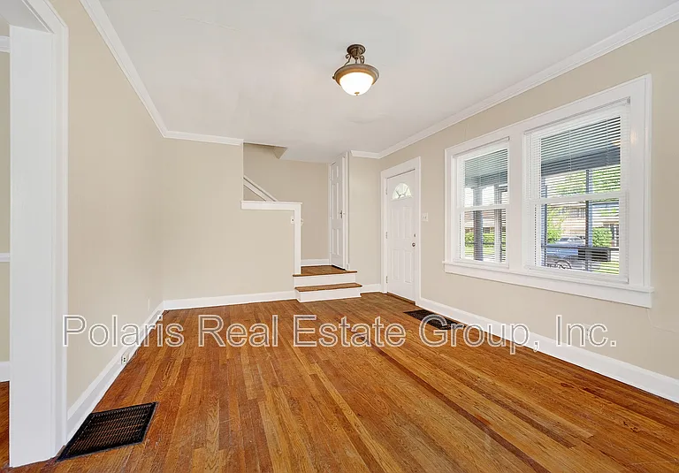 717 E 60th St — Photo 3