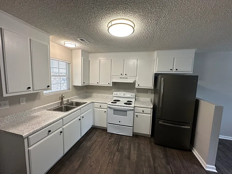 208 Sunnyside Dr — Photo 4