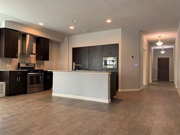 4th image of 1128 Foxtail Dr