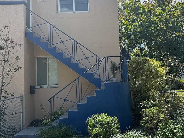 2000 SW 9th St — Photo 2