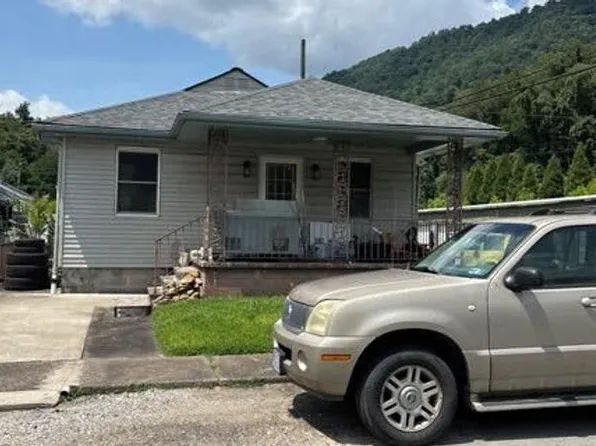 80 B St, Montgomery, WV 25136