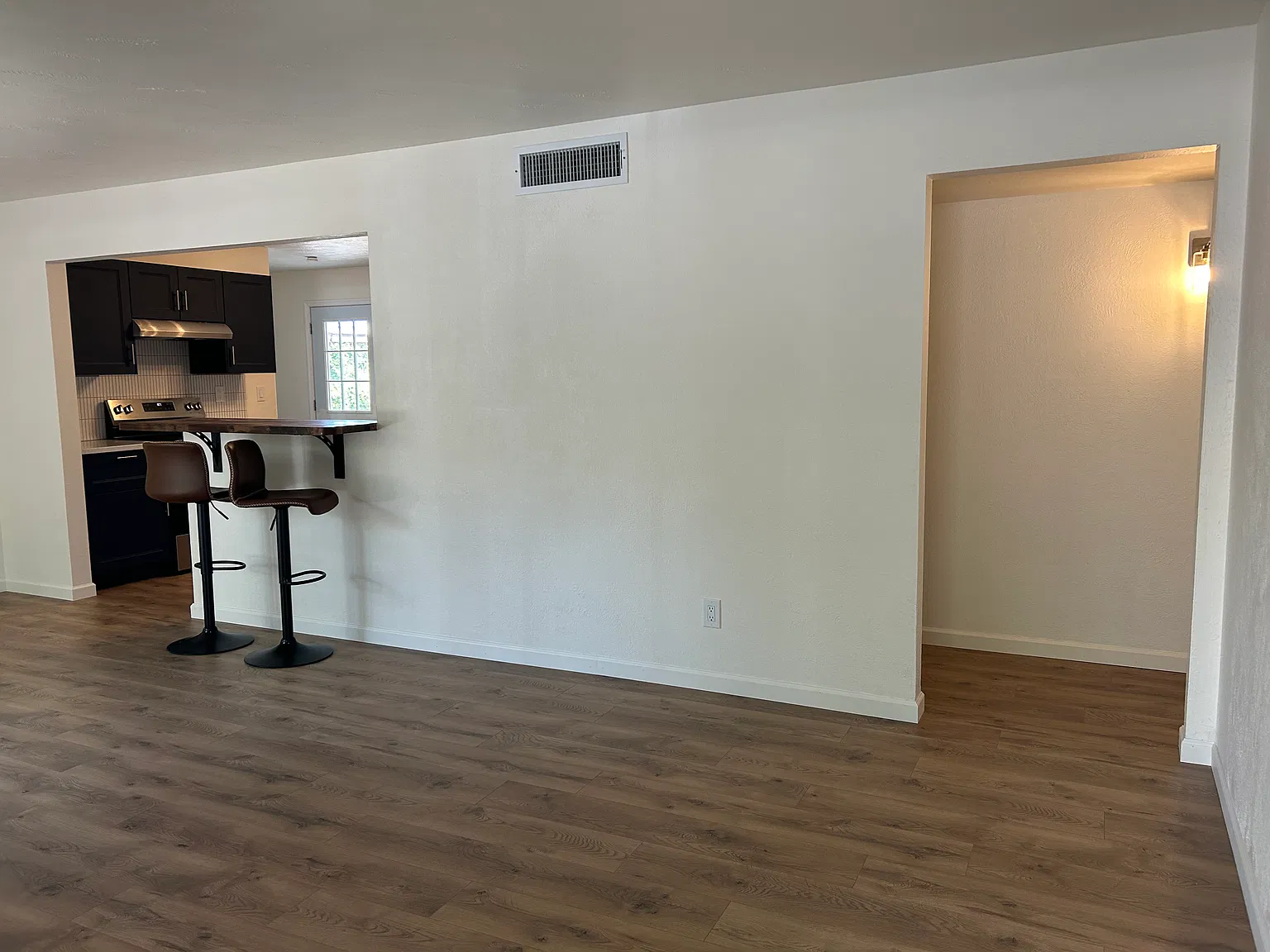 3 bed, 1.5 bath, 1031 sqft, $2,600 — Photo 3