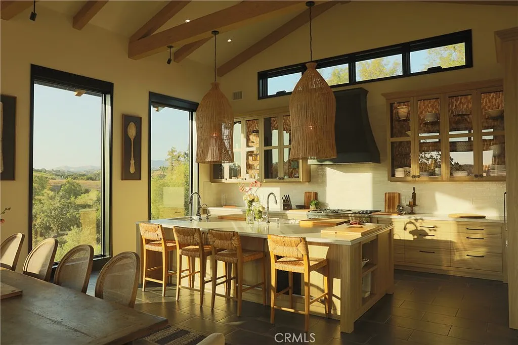 6 bed, 4000 sqft, $30,000 — Photo 2