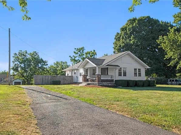 5620 Rosehill Rd, Shawnee, KS 66216