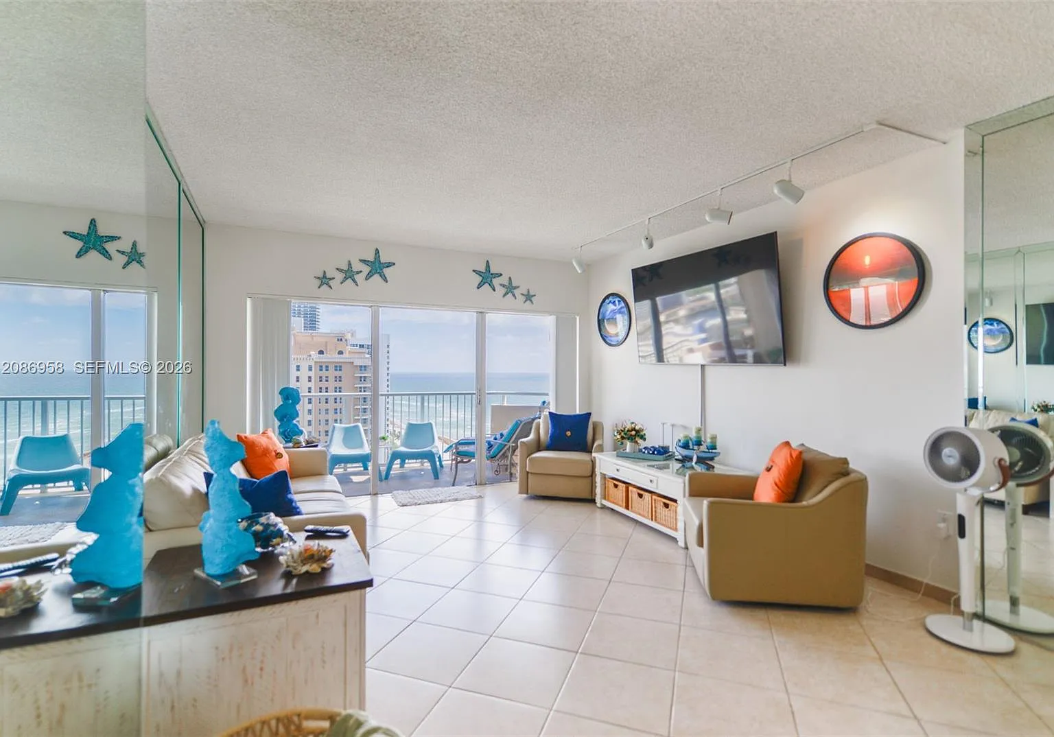 Hemispheres Condo — Photo 2