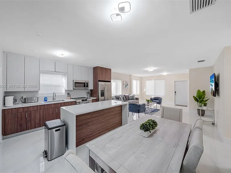 1021 NE 3rd Ave — Photo 10