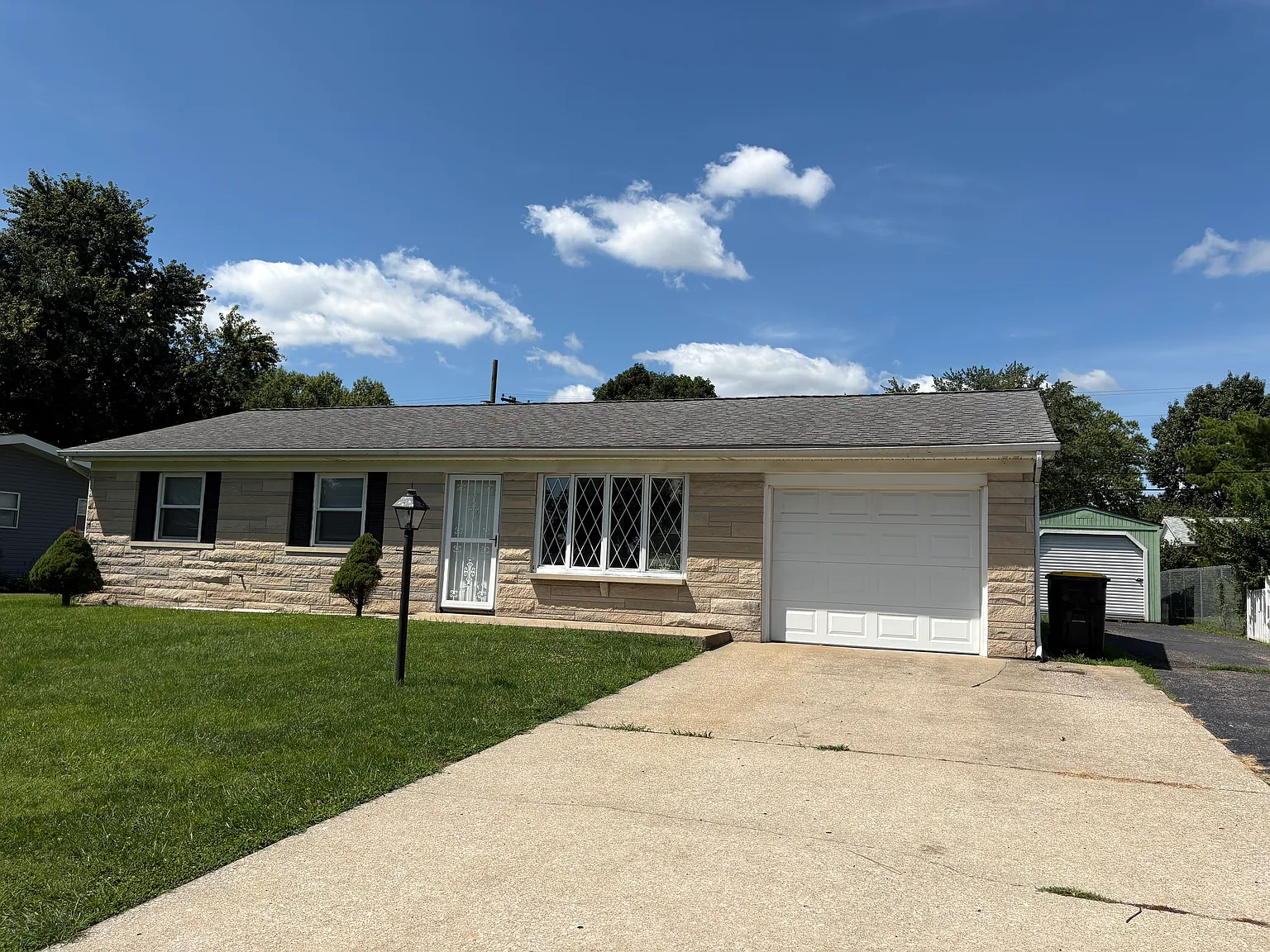 820 S Curry Pike — Photo 2