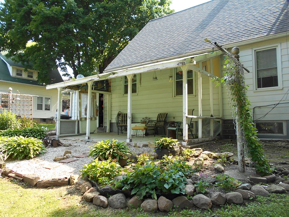 2nd image of 506 2nd St NE
