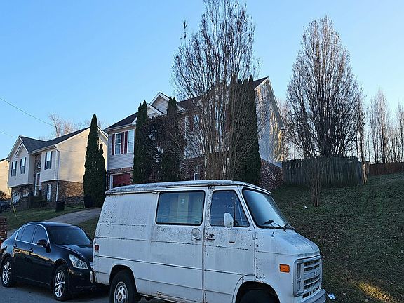 3rd image of 947 Hedge Apple Dr