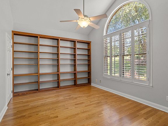 4th image of 510 Chippendale Ln