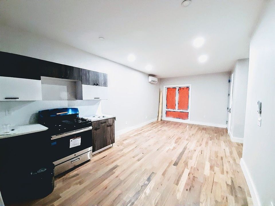 1st image of 28 Kane Pl #1