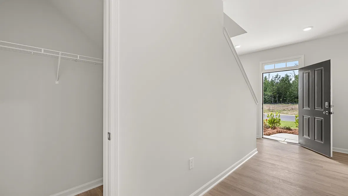 5 bed, 2361 sqft, $2,350 — Photo 3