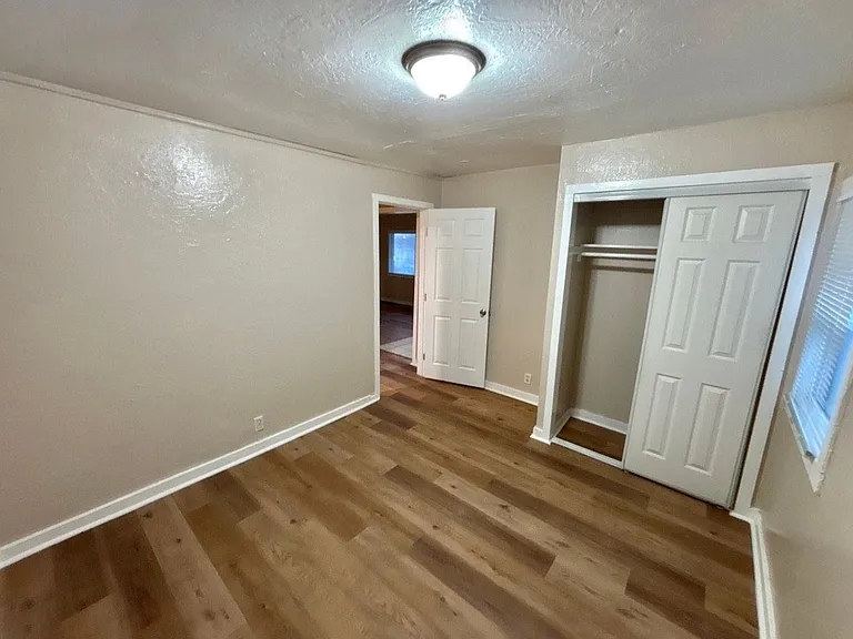 sF01537 — Photo 2