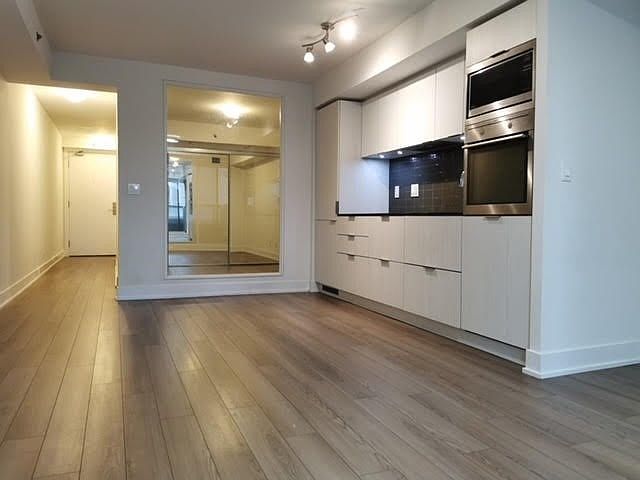 1st image of 318 Richmond St W #416