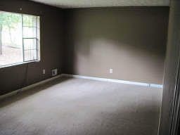 5th image of 732 Village Ln