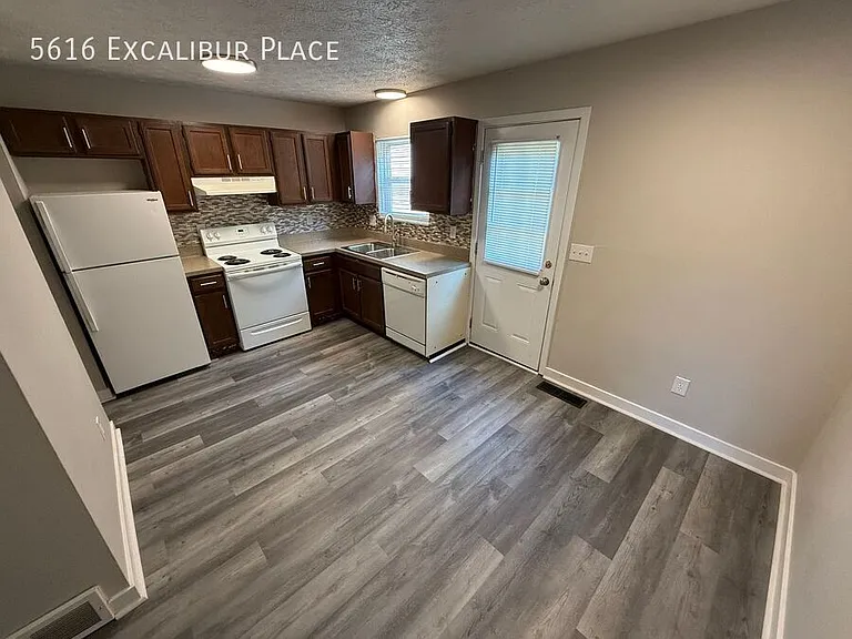 5616 Excalibur Pl — Photo 4