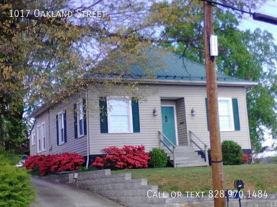 1017 Oakland St