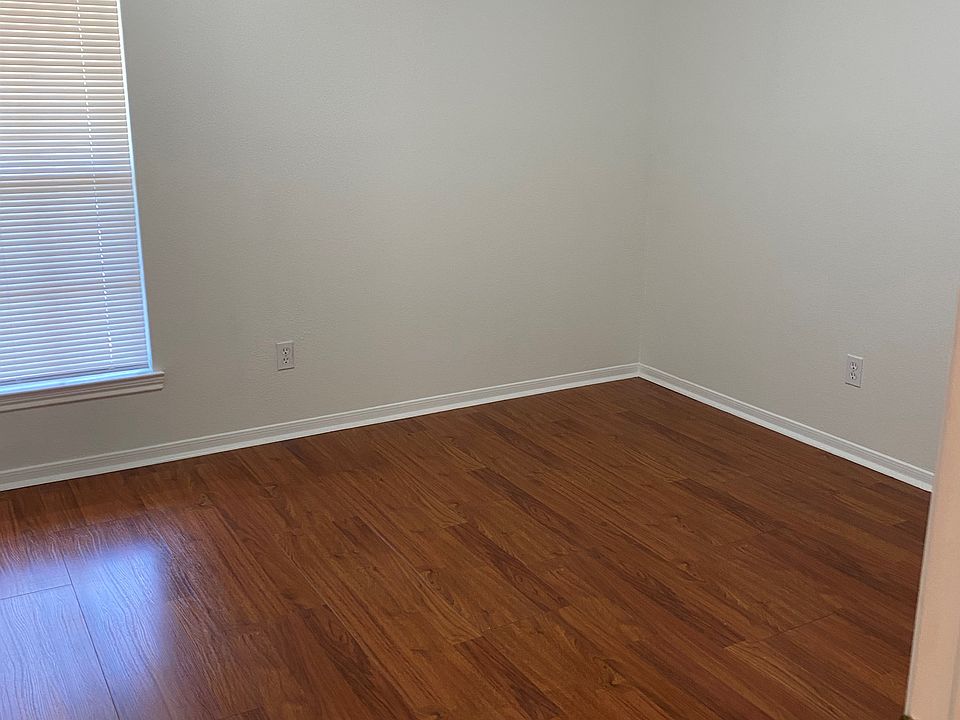 1st image of 144 Lake Point Dr